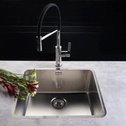 Reginox Aurora Single Lever Chrome & Black Pull Out Mono Kitchen Mixer Tap -Vado Shop reginox aurora chrome pull out kitchen tap lifestyle 2